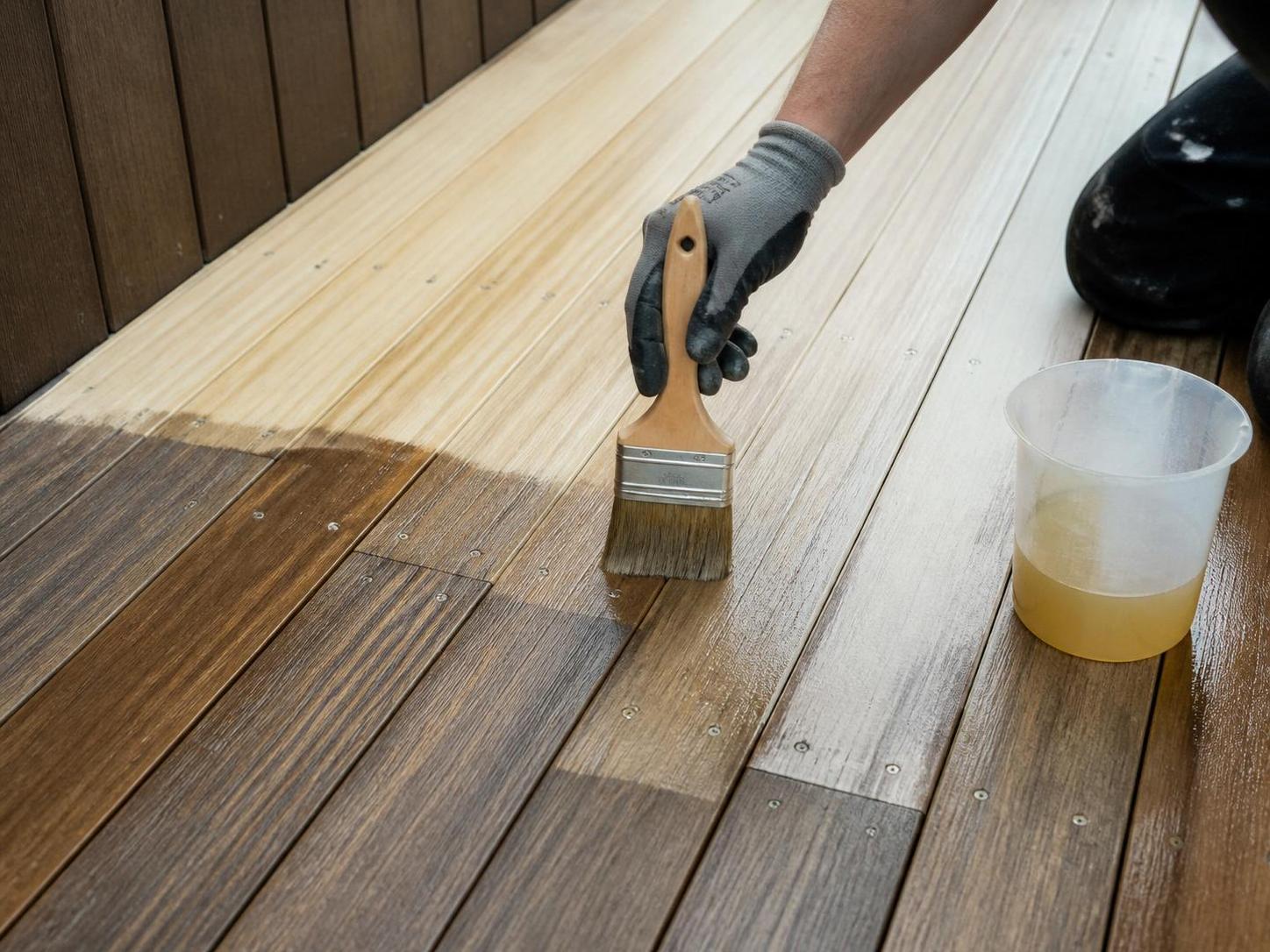 découvrez comment utiliser l'acide oxalique pour blanchir et raviver le bois extérieur avant traitement. suivez notre mode d'emploi complet pour un bois impeccable et durable.