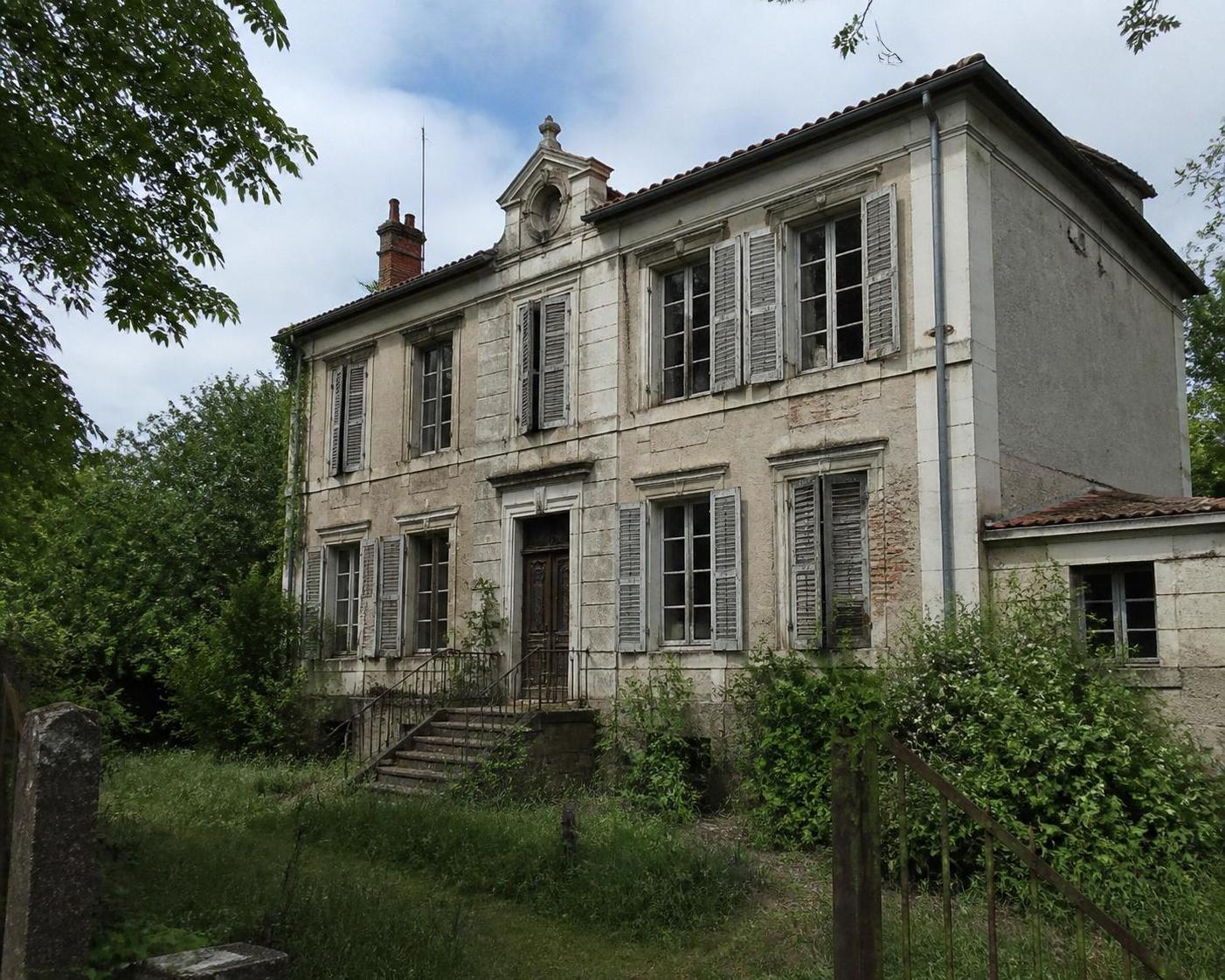 découvrez une maison abandonnée à donner avec un fort potentiel de réhabilitation. analyse de l'état thermique et des travaux nécessaires à prévoir pour transformer ce bien unique.