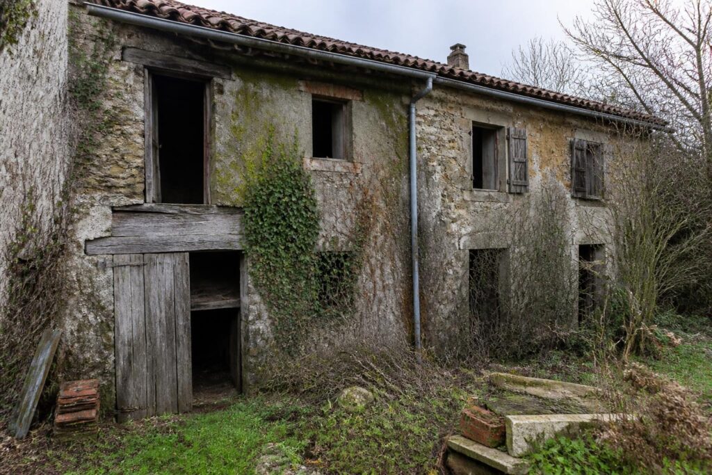 découvrez une maison abandonnée à donner avec un fort potentiel de réhabilitation. évaluez son état thermique et les travaux nécessaires pour la transformer en une habitation confortable et moderne.