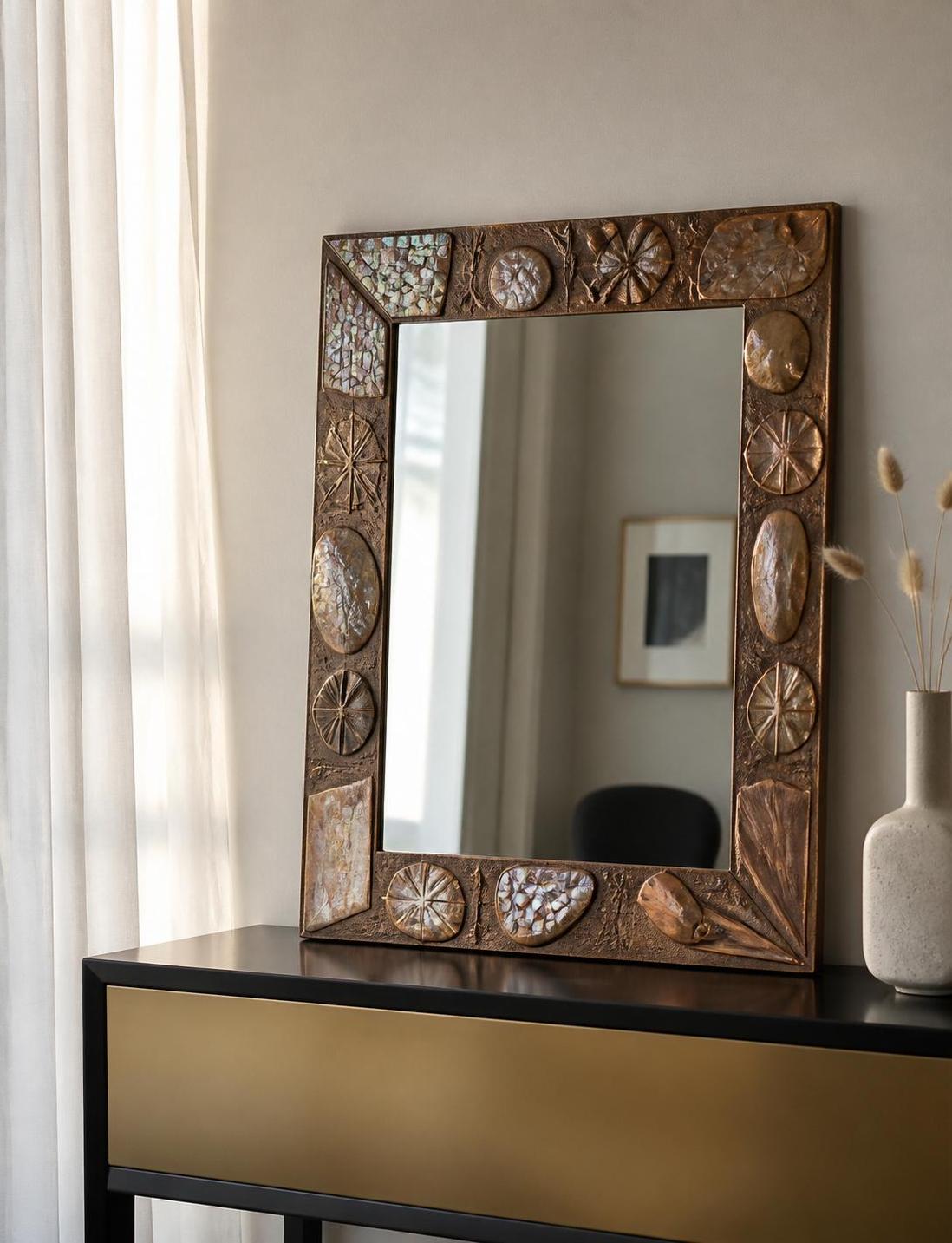 découvrez comment reconnaître un miroir line vautrin authentique, évaluer sa cote et entretenir efficacement le métal peint pour préserver son éclat et sa beauté.