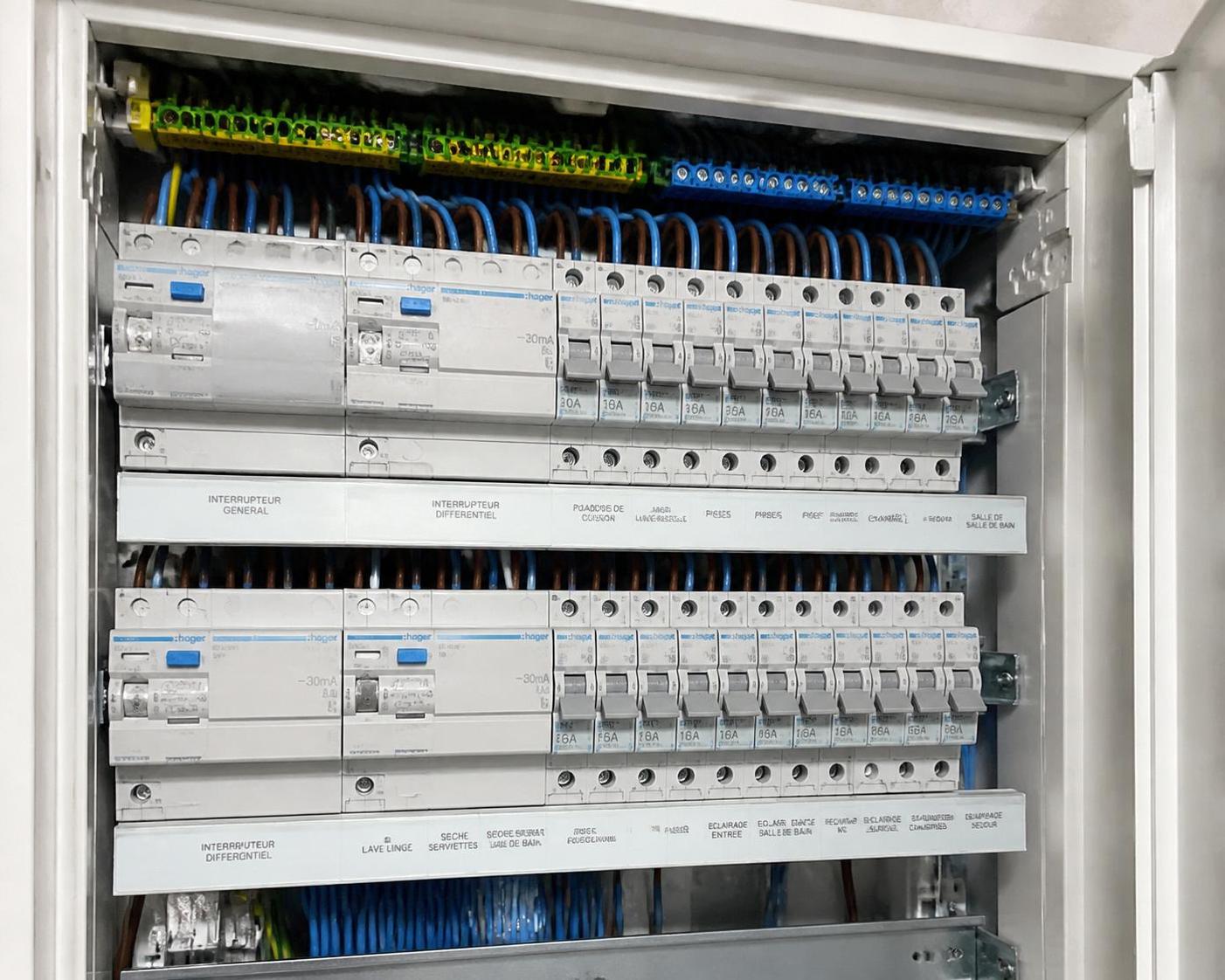 découvrez notre guide complet sur la norme nfc 15-100 et maîtrisez l'électricité en toute sécurité grâce à des conseils pratiques et des réglementations essentielles.