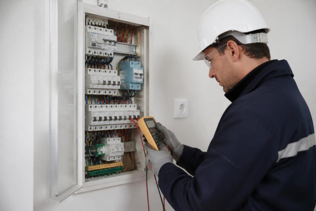 découvrez notre guide complet sur la norme nfc 15-100 pour maîtriser l'électricité en toute sécurité. apprenez les règles essentielles et les bonnes pratiques pour vos installations électriques.