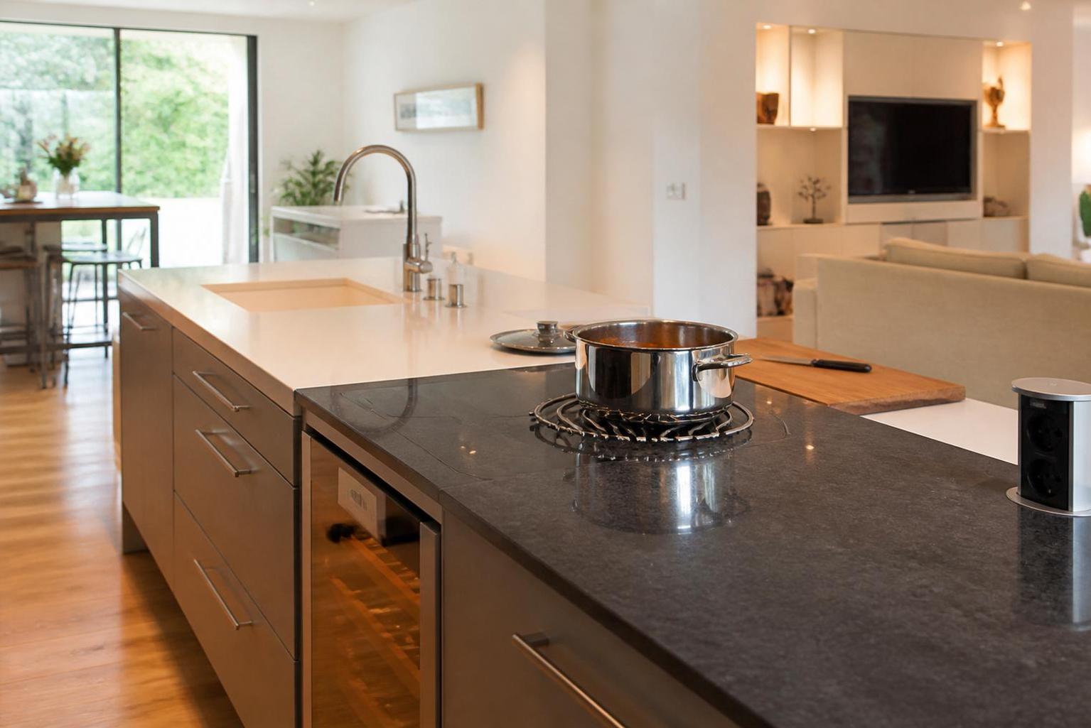 découvrez comment choisir le plan de travail idéal en cuisine : granit, quartz ou bois pour un équilibre parfait entre esthétique et fonctionnalité.